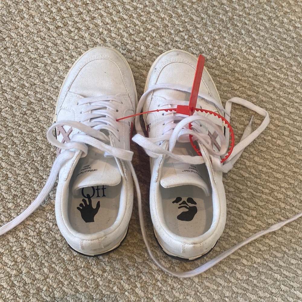 Off white low top sneakers with pink
